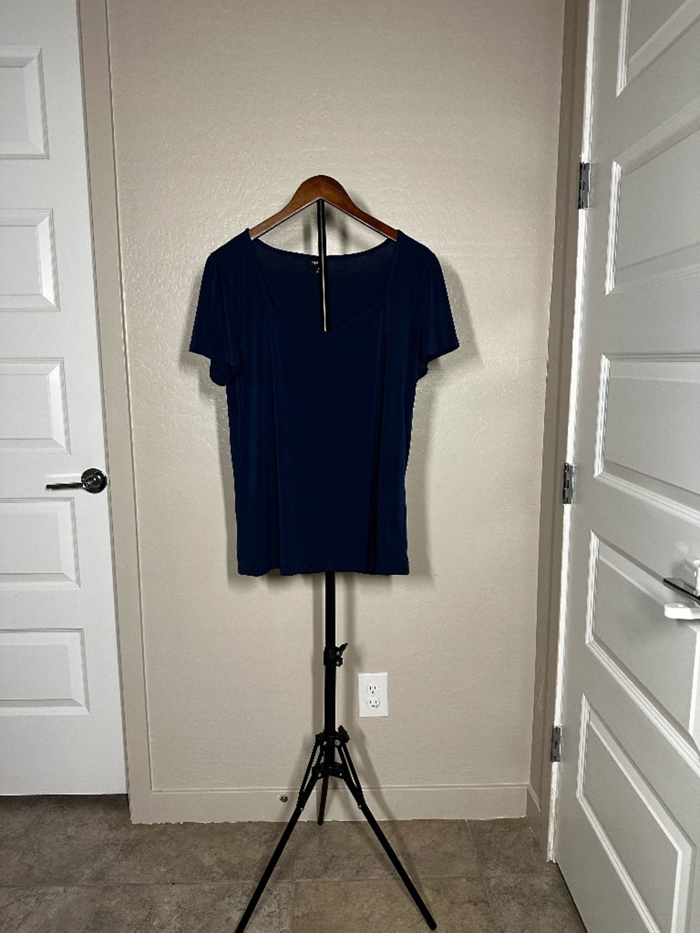 Torrid Navy Blue V-Neck Short Sleeve Top Size 1 (14/16)
